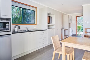 In-room dining - Dayboro Cottages (King Scrub)