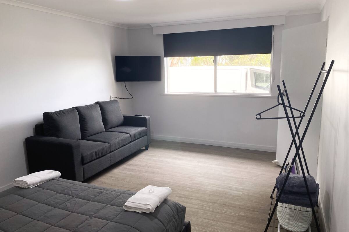 Deluxe huisje, 1 slaapkamer | Woonruimte | Televisie