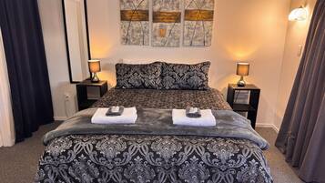 Estúdio básico, 1 cama Queen | Individualmente mobiliados, cortinas blackout