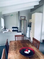 舒适村舍, 多张床 | 私人厨房 | 冰箱、微波炉、烤箱、炉灶