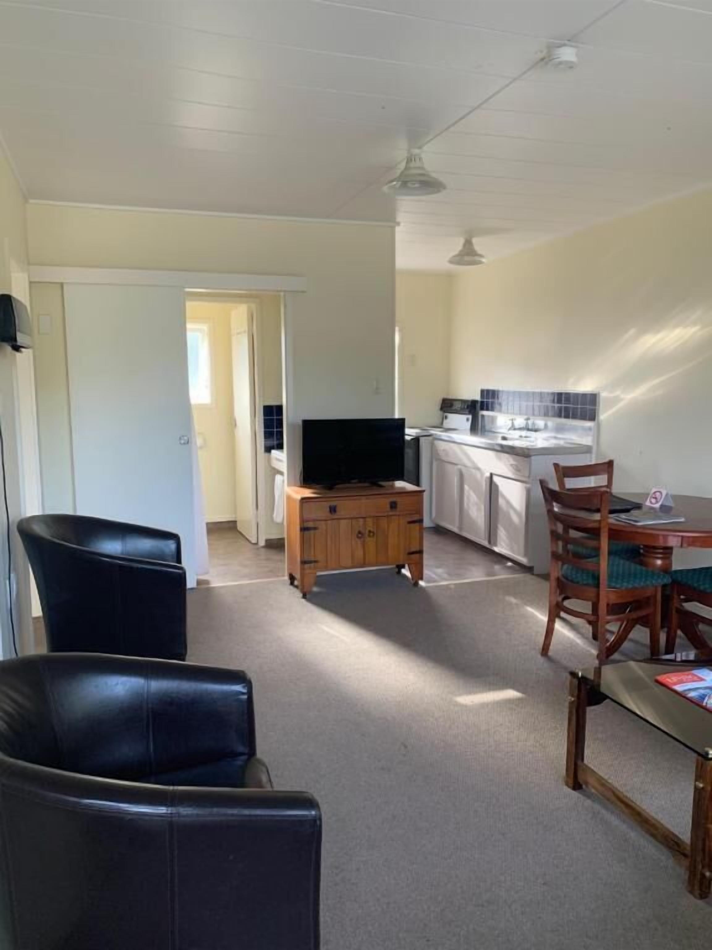 基本套房, 2 張加大雙人床 | 布置獨特、遮光布/窗簾、熨斗/熨衣板、免費無線上網