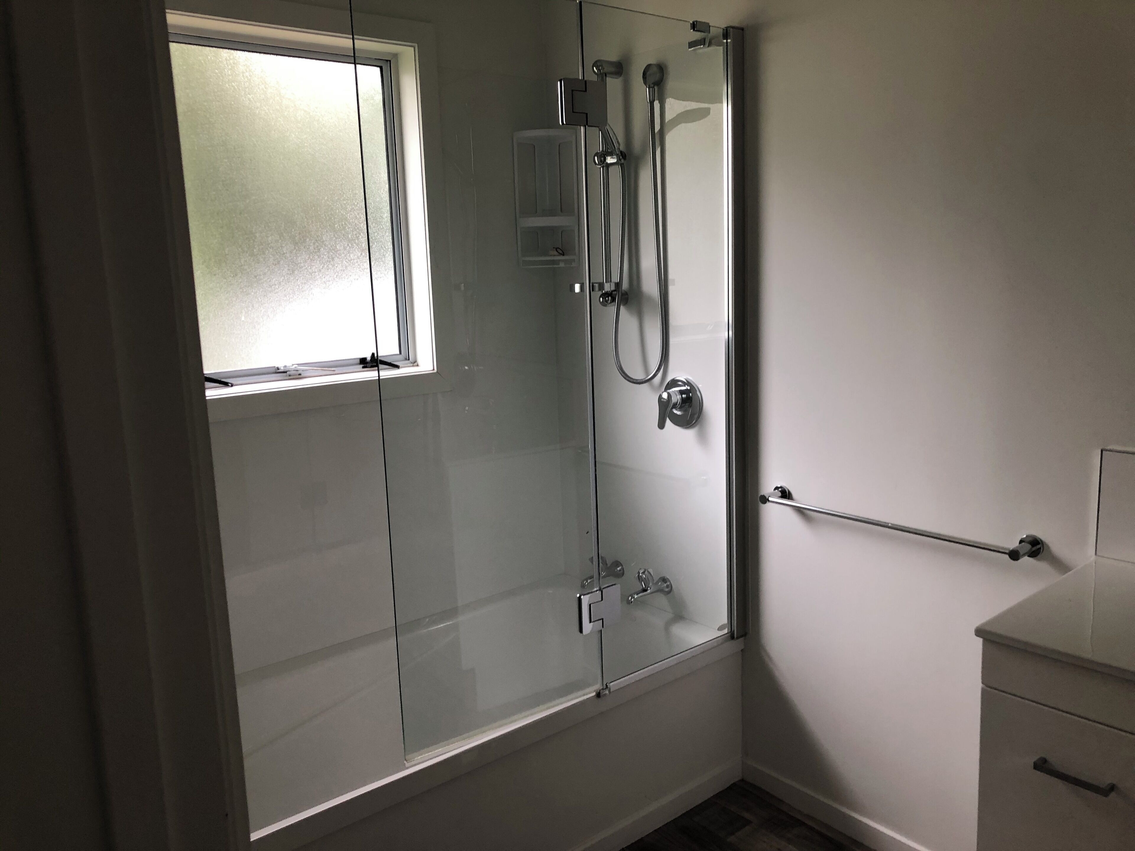 Cottage tiện nghi đơn giản, nhiều giường | Phòng tắm | Đồ dùng nhà tắm miễn phí, khăn tắm, xà phòng, dầu gội 