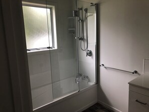 Comfort-mökki, useita sänkyjä | Kylpyhuone | Ilmaiset hygieniatuotteet, pyyhkeet, saippua, sampoo