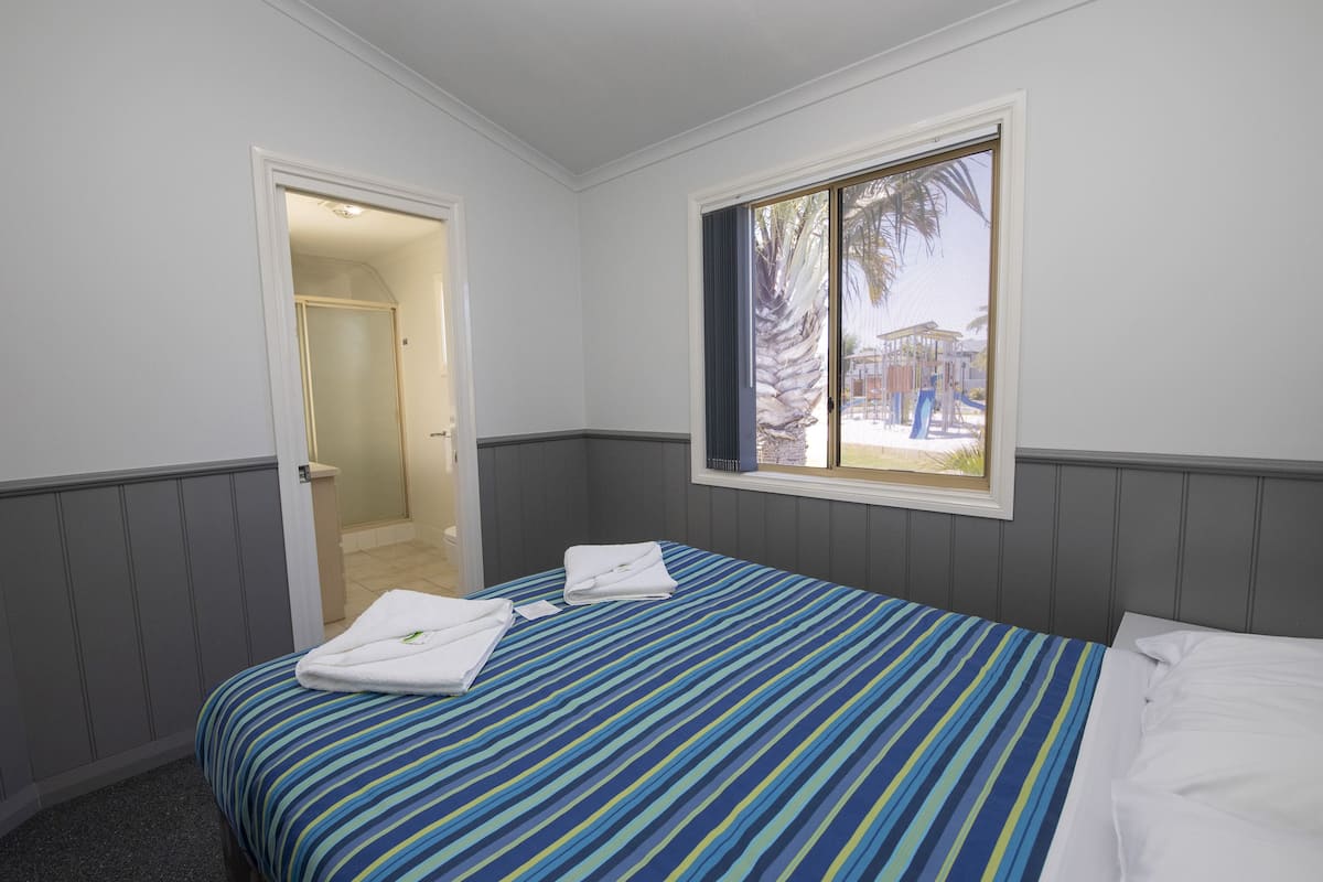 Duplex | Soundproofing, iron/ironing board, bed sheets