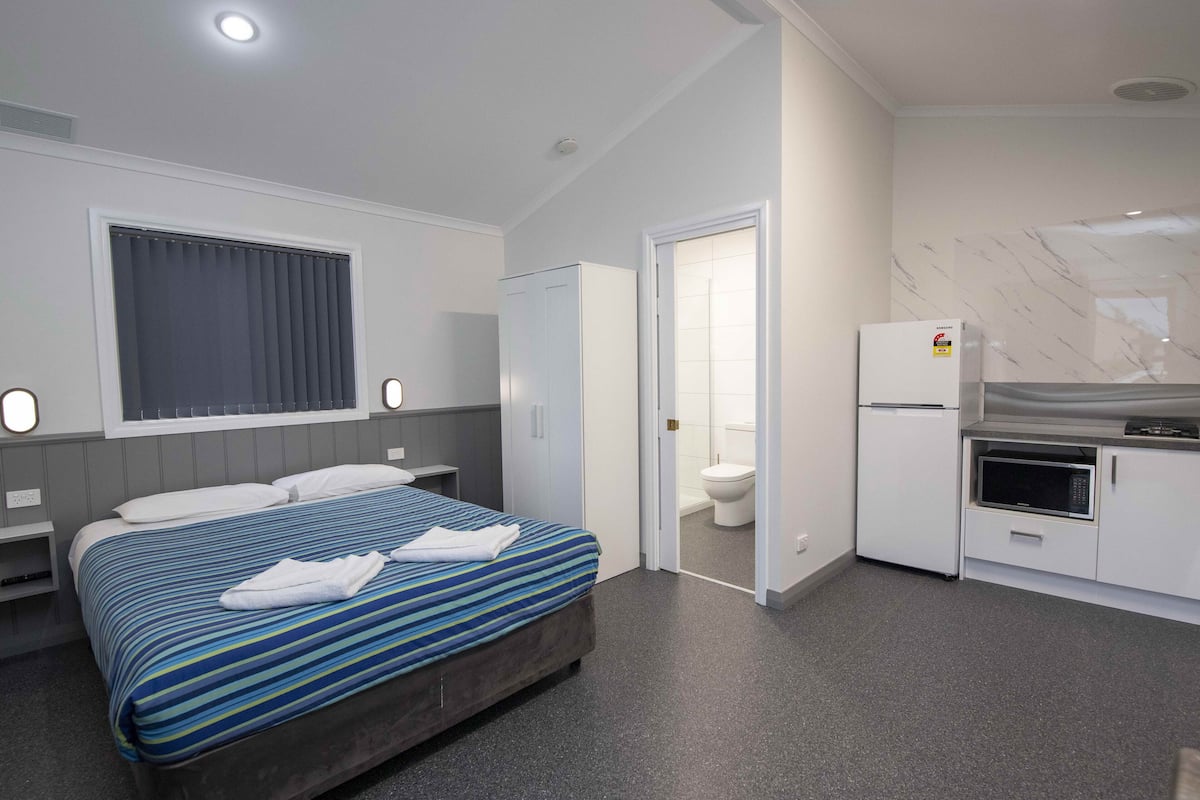 Motel Standard | Soundproofing, iron/ironing board, bed sheets