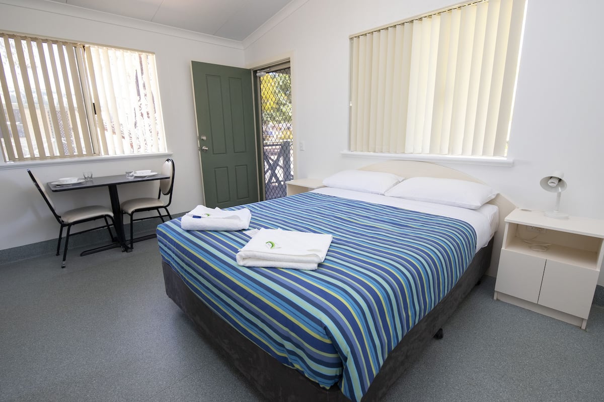 Motel Lakeside | Soundproofing, iron/ironing board, bed sheets