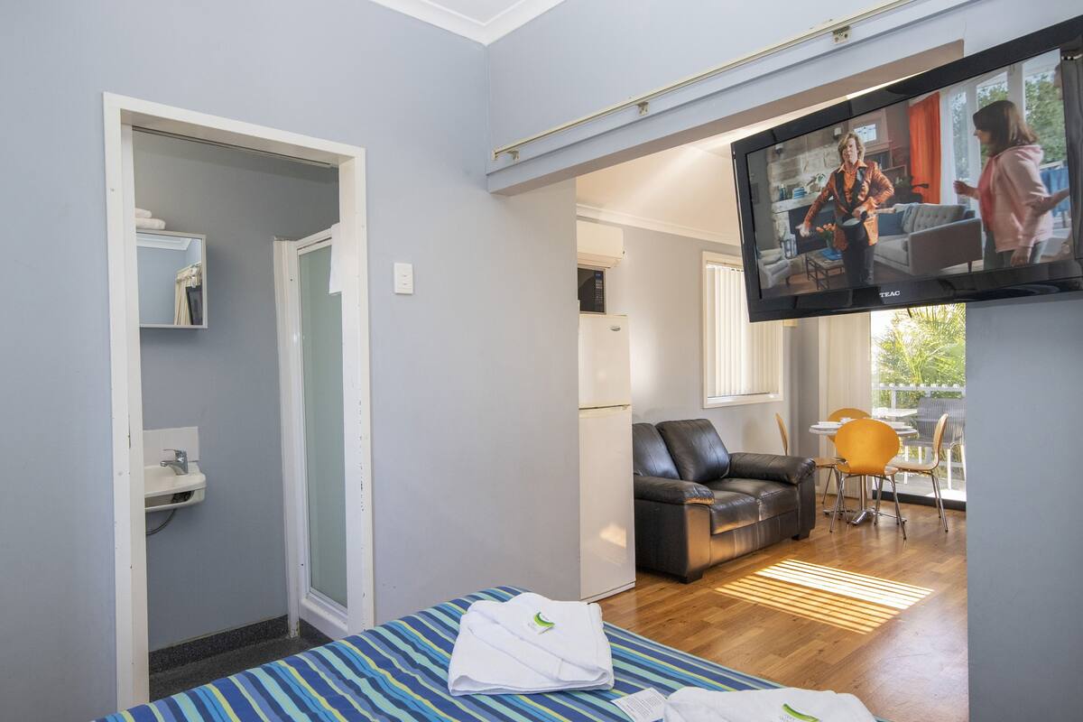 Soundproofing, iron/ironing board, bed sheets