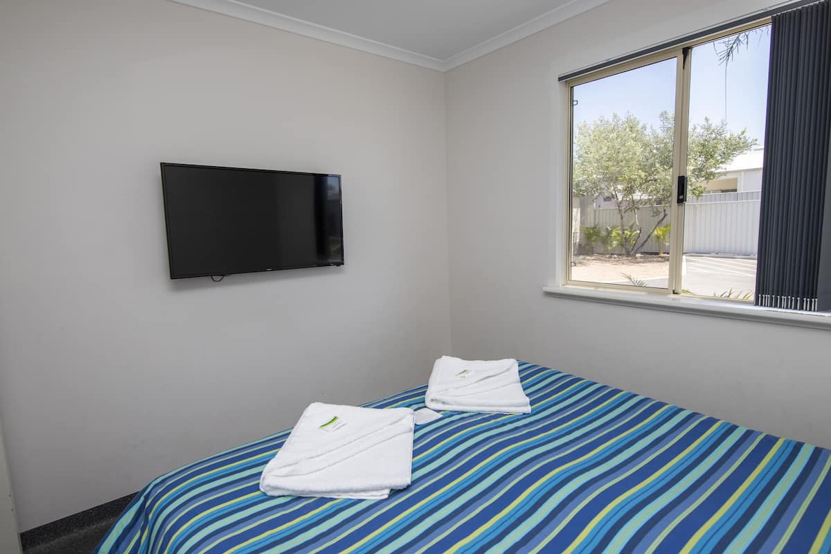 2 Bedroom Deluxe | Soundproofing, iron/ironing board, bed sheets