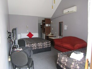 Studio Room (2 or 4) With 2 Beds | Iron/ironing board, free WiFi - Gateway Motor Lodge (Dannevirke)