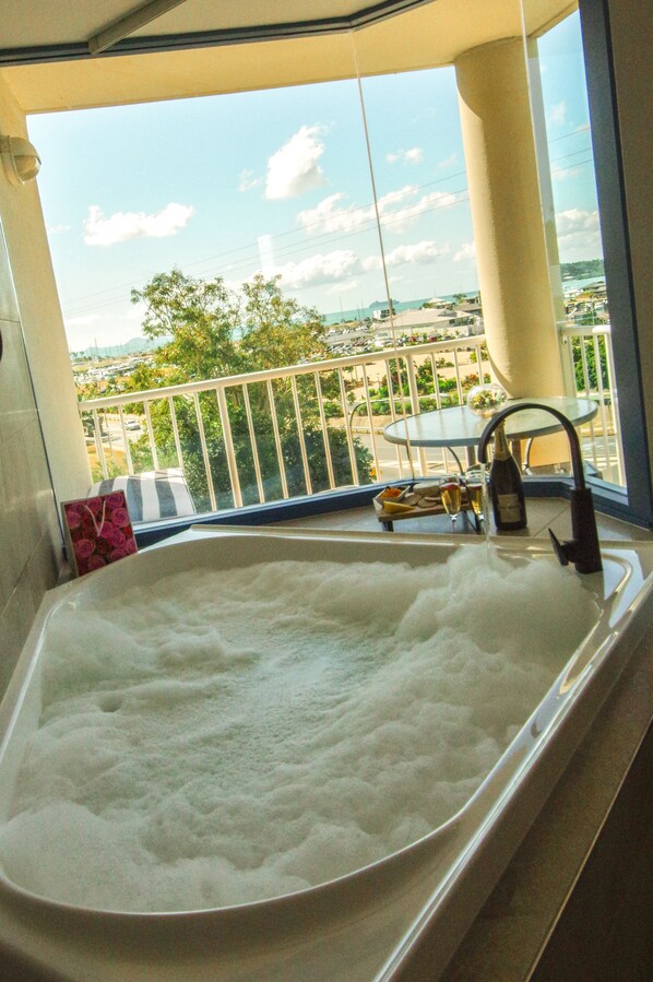 WV Hot Tub Suite | Bathroom | Combined shower/tub, free toiletries, hair dryer, towels