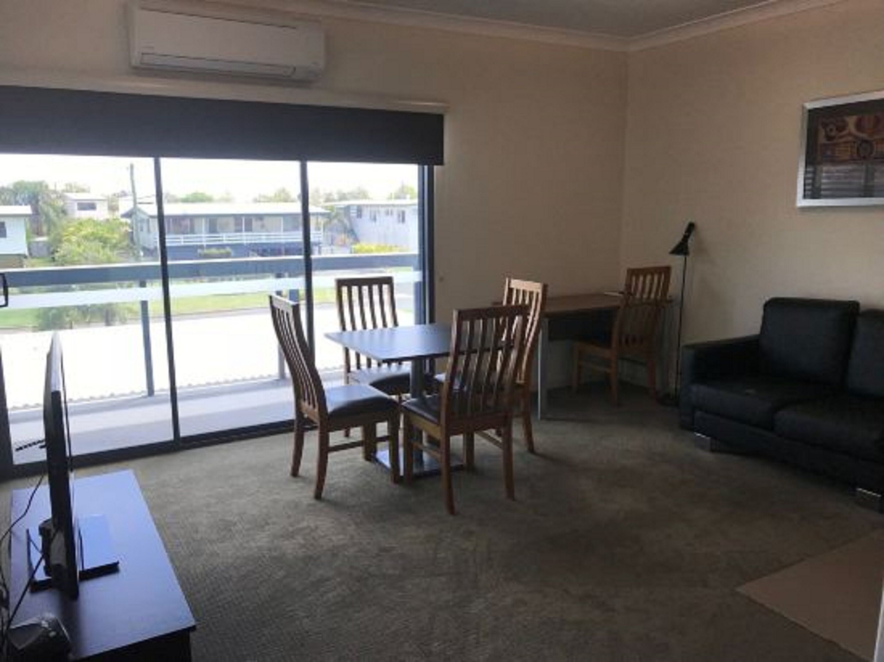 標準套房, 2 間臥室, 非吸煙房, 簡易廚房 (Apartment) | 起居區 | 75-公分平面電視、有線頻道、電視、 DVD 播放機