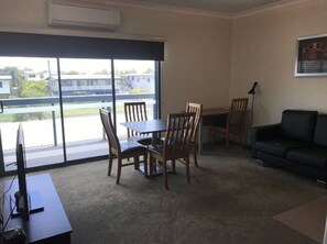 Standard Suite, 2 Bedrooms, Non Smoking, Kitchenette (Apartment) | Living area | 75-cm flat-screen TV with cable channels, TV, DVD player - Black Rock Inn (Blackwater)