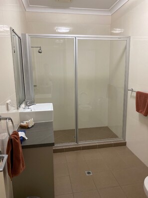 Douche, serviettes fournies