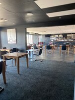 Se sirven desayunos, almuerzos y cenas; cocina local