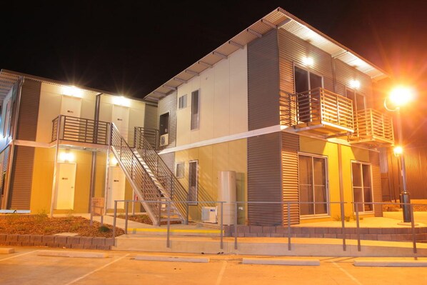 Fassade der Unterkunft – Abend/Nacht