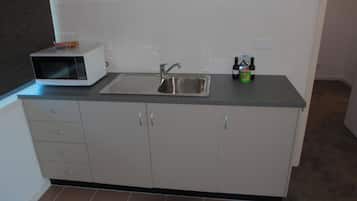 Standard-Suite, 2 Schlafzimmer, Nichtraucher, Kochnische (Apartment) | Eigene Kochnische | Kühlschrank, Mikrowelle, Wasserkocher mit Kaffee-/Teezubehör