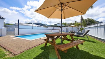 2 piscinas externas, funciona das 9h às 20h, guarda-sóis