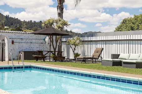 2 piscinas al aire libre, sombrillas, sillones reclinables de piscina