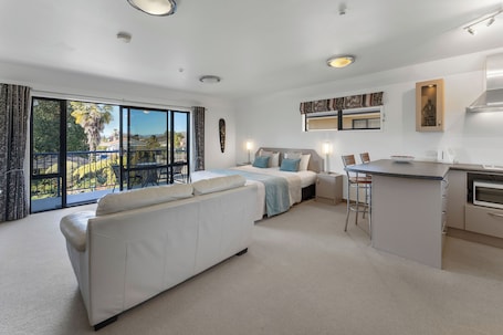 Vista desde la habitación. Avalon Manor Motel