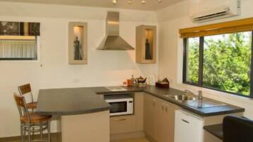 ลักซ์ชัวรี่สตูดิโอ, อ่างน้ำวน | ครัวส่วนตัว | ตู้เย็นเล็ก, ไมโครเวฟ, เตาประกอบอาหาร, เครื่องชงกาแฟ/ชา