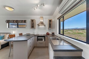 Mini-fridge, microwave, stovetop, coffee/tea maker - Avalon Manor Motel (Motueka)