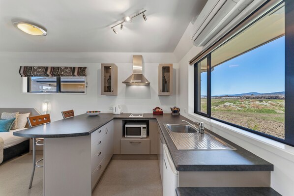 Monolocale Luxury, idromassaggio | Cucina privata | Mini-frigorifero, microonde, piano cottura, macchina per tè/caffè