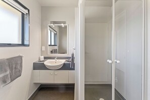 Two Bedroom Apartment | Bathroom - Avalon Manor Motel (Motueka)