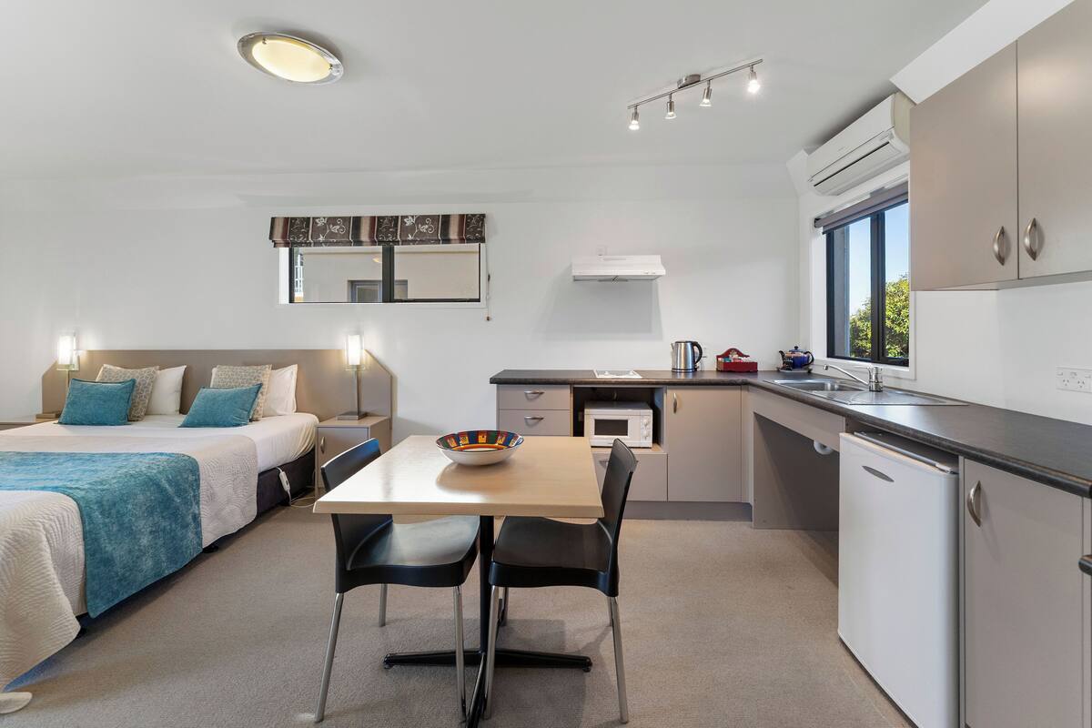 Luxury Studio Suite | Desk, iron/ironing board, cribs (free), WiFi (free)