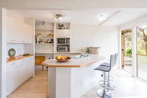 Standard Apartment, 1 Bedroom, Non Smoking, Kitchen (Garden Suite) | Private kitchen | Fridge, microwave, stovetop, dishwasher - Craicor Accommodation (Paihia)