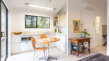 Appartement Standard, 1 chambre, non-fumeurs, cuisine (Tree House) | Cuisine privée | Réfrigérateur, micro-ondes, plaque de cuisson, lave-vaisselle