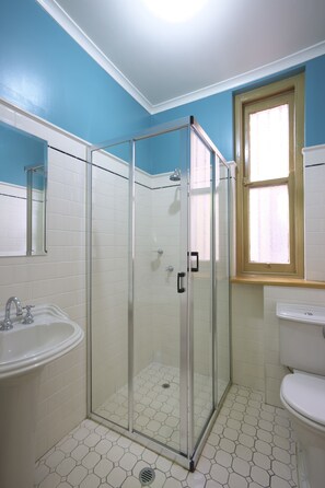 Shower, hair dryer, towels - The George Sydney - Hostel (Haymarket)