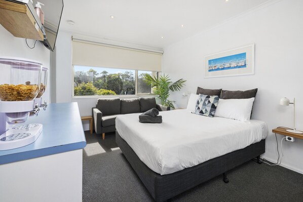 Family Room - 1 Queen & 3 Singles | Room amenity