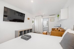 Queen Room, Pet Friendly | Laptop workspace, iron/ironing board, free WiFi, bed sheets - Moody's Motel (Blairgowrie)