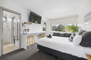 Family Room - 1 Queen & 3 Singles | Iron/ironing board, free WiFi, bed sheets - Moody's Motel (Blairgowrie)