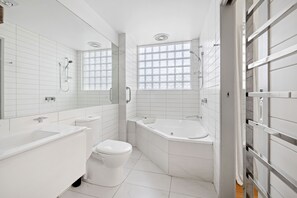 Spa Room - 1 Queen, 1 Double & 1 Single | Bathroom - Moody's Motel (Blairgowrie)