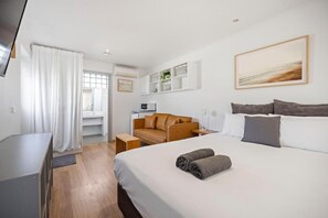 Laptop workspace, iron/ironing board, free WiFi, bed sheets - Moody's Motel (Blairgowrie)