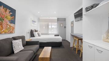 Tabla de planchar con plancha, wifi gratis y ropa de cama