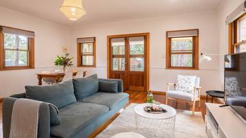 Blenheim Beach Cottage | Living area