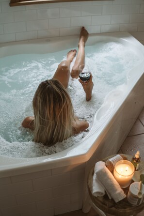 Bañera de hidromasaje cubierta