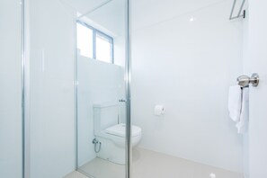 Shower, free toiletries, hair dryer, towels - Casa Nostra Motel Mackay (West Mackay)