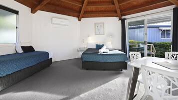 Escritorio, tabla de planchar con plancha, wifi gratis y ropa de cama