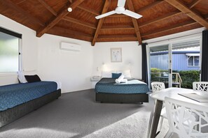 家庭開放式客房, 非吸煙房, 簡易廚房 (Family Cabin) | 書桌、熨斗/熨衣板、免費無線上網、床單