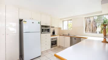 Refrigerador con freezer, microondas, horno, placa de cocina