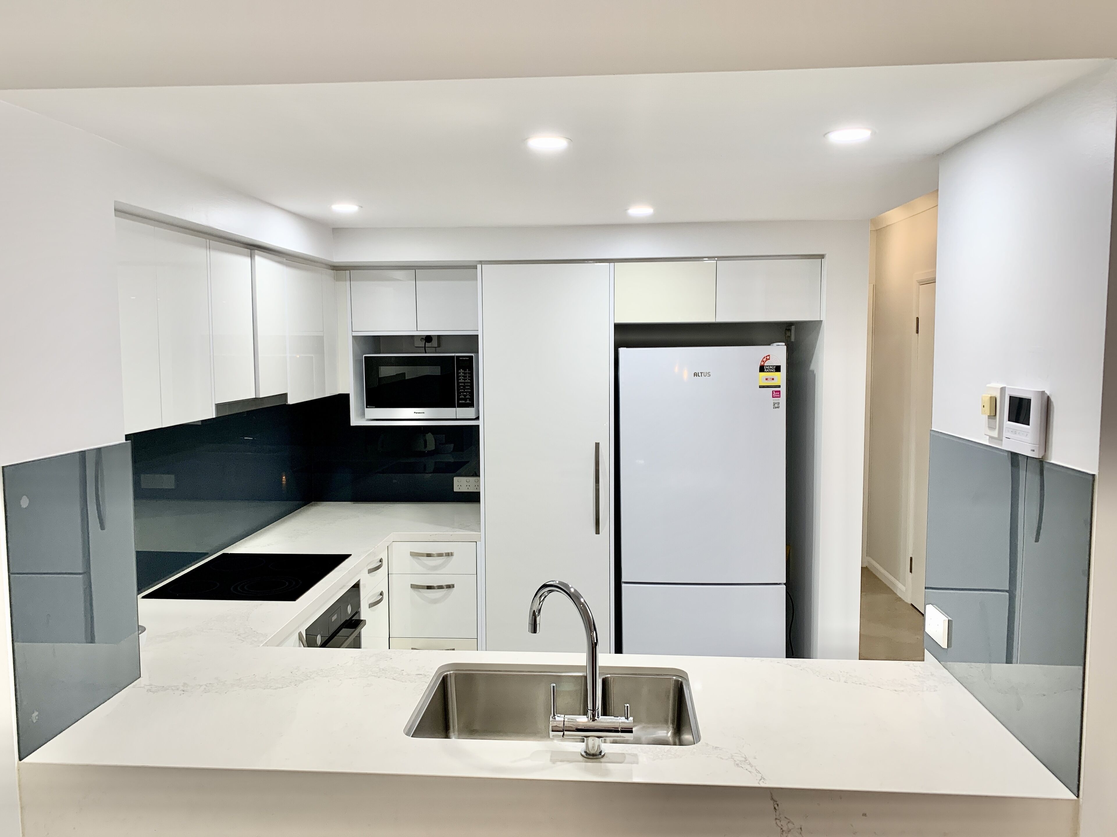 Apartamento Deluxe | Cocina privada | Frigorífico grande, microondas, horno y placa de cocina
