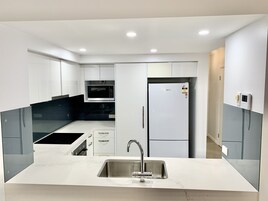 Apartamento Deluxe | Cocina privada | Frigorífico grande, microondas, horno y placa de cocina