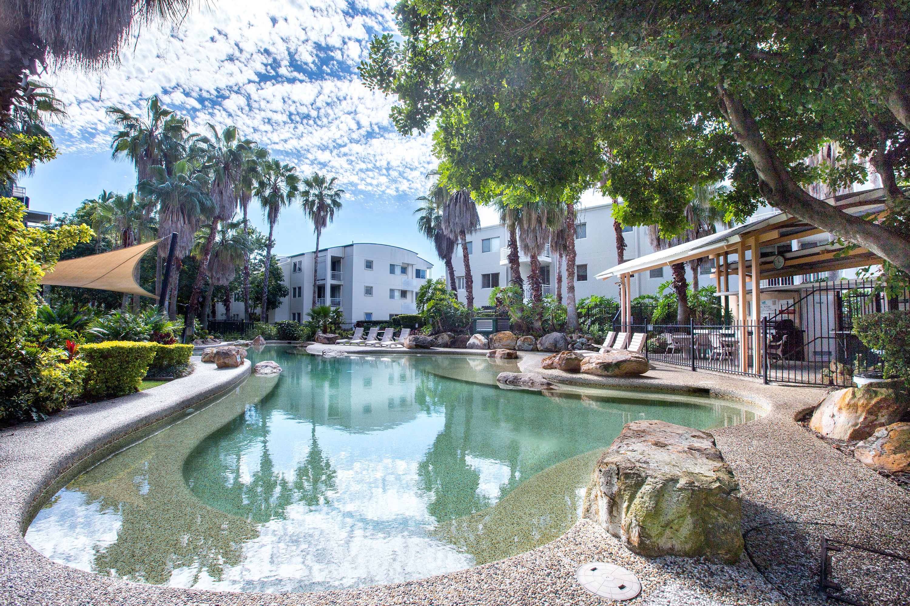 حمّام سباحة خارجي، مقاعد للتشمس