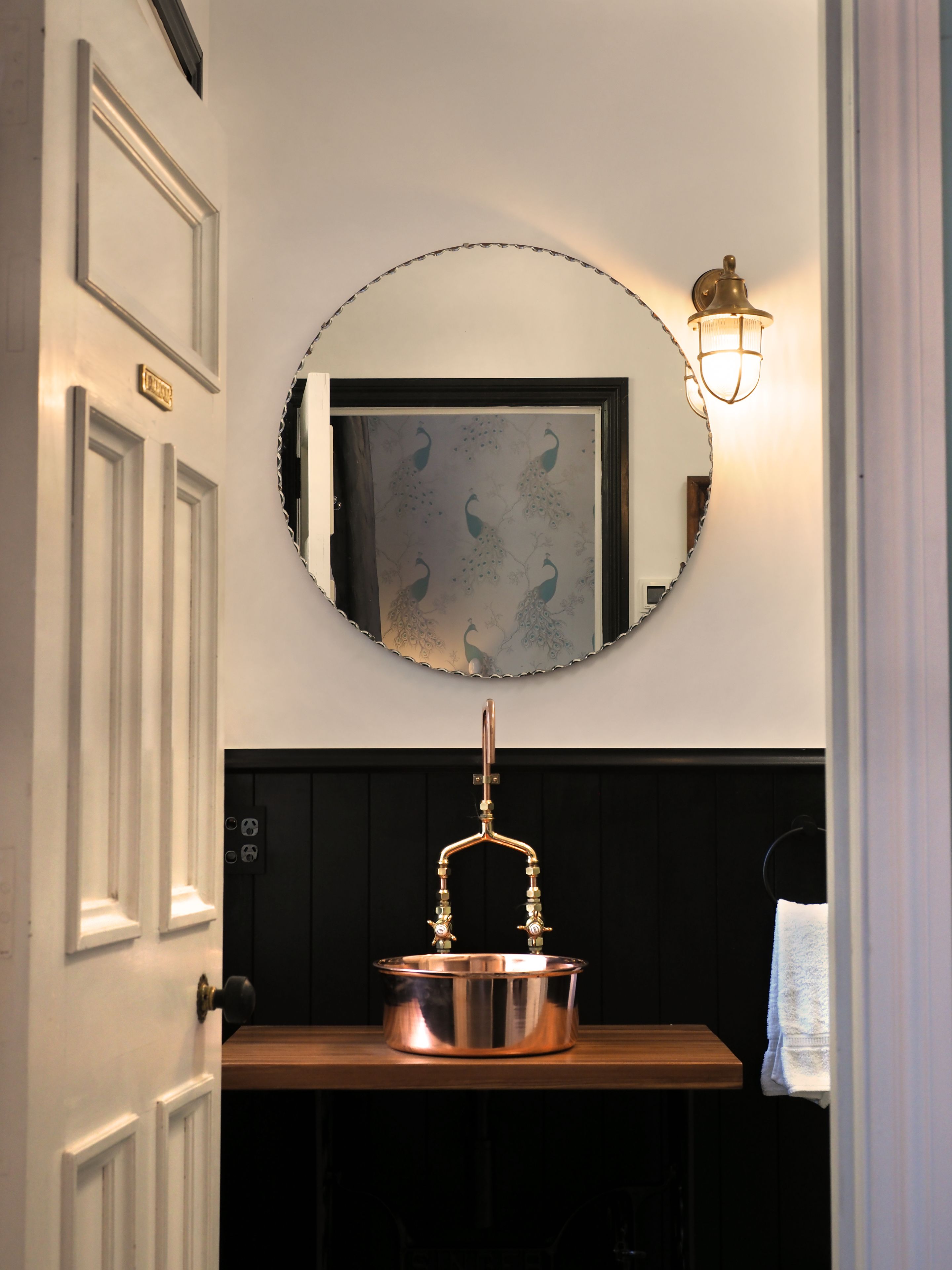 Deluxe Room, 1 Queen Bed, Ensuite, Garden View | Bathroom sink