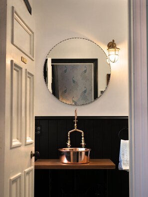 ห้องดีลักซ์, เตียงควีนไซส์ 1 เตียง, ห้องน้ำในตัว, วิวสวน | อ่างล้างมือ