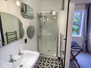 Deluxe kamer, 1 twee- of 2 eenpersoonsbedden, 1 slaapkamer, en-suite badkamer, uitzicht op tuin | Badkamer | Een douche, gratis toiletartikelen, een haardroger, badjassen