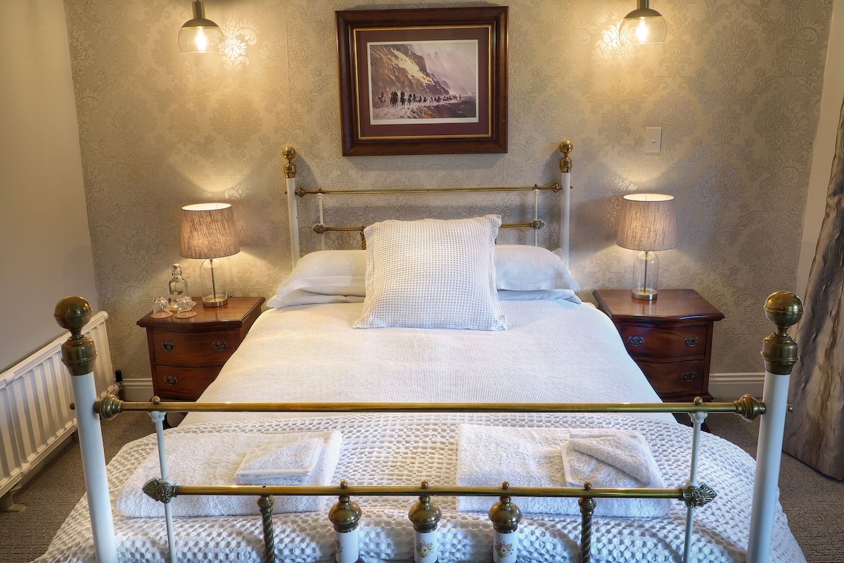 Romantische kamer, 1 queensize bed, en-suite badkamer, uitzicht op tuin | 1 slaapkamer, luxe beddengoed, donzen dekbedden
